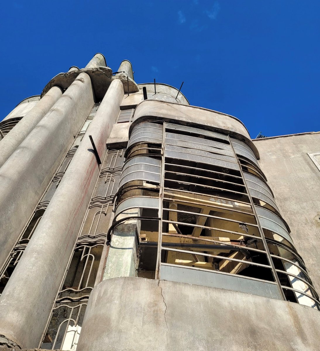 hbap1924's tweet photo. These pictures just go to show you that you never know what amazing things you will find behind cladding! This is the former Dominion Cinema in #Harrow, designed by Frank E Bromige c.1930, now known as the Safari #Cinema. #london #lookup #heritage #architecture #historicbuildings https://t.co/5gcbW39tH9