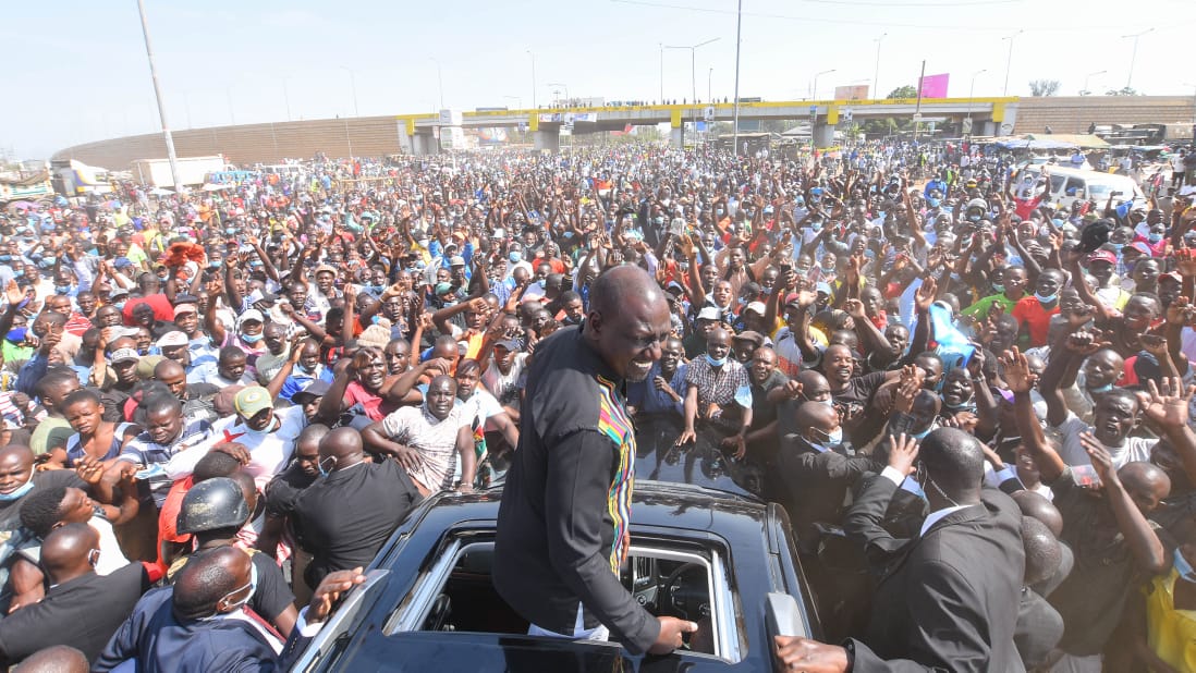 WilliamsRuto's tweet photo. Acknowledging greetings from hustlers of Kondele, Kisumu County. https://t.co/SlJgZzoXKE
