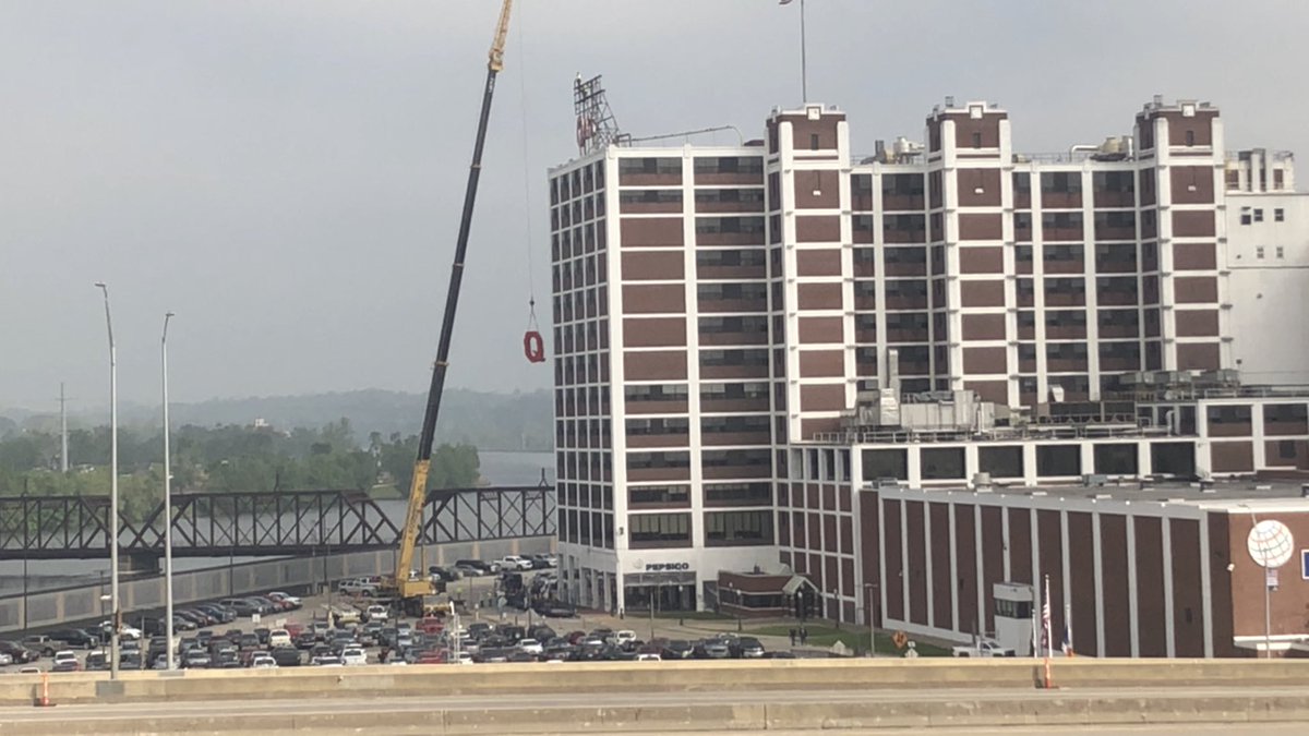 The Cedar Rapids skyline welcomes back a familiar sight.
The new signage at the @Quaker factory is being installed this morning. Old signage was damaged in the derecho.
New environmentally-friendly LED lights, courtesy of @NesperSign. https://t.co/MdizjLqo0F