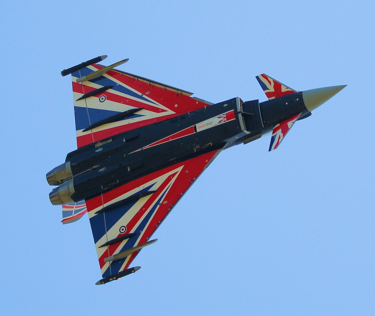 Flt. Lt. James Sainty typhoon display this afternoon 👌🚀💪#RAFConingsby 01/06/21. @TyphoonDisplay @LincsSkies @BAESystemsAir @TyphoonEng @RAFTyphoonTeam @eurofighter @ThePhotoHour #potn @CivMilAir #AvGeek #Typhoon #supersainty #bringthenoise2021