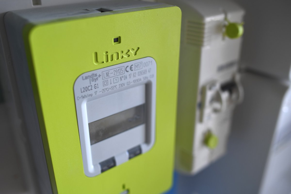 TBT9_W9's tweet photo. Alors que le compteur Linky ne devait "pas coûter un centime aux particuliers", les foyers équipés du compteur intelligent vont devoir commencer à le rembourser.

130 euros par appareil ! Est-ce un scandale ?

Laurent Méric, porte-parole Enedis, répondra à toutes vos questions ! https://t.co/MHbcA2JB5C