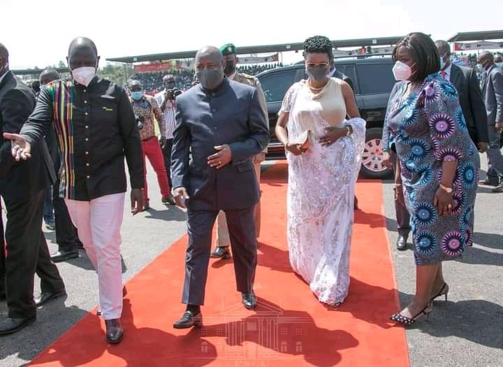 OT_hillary's tweet photo. THE HUSTLER @WilliamsRuto 
Hio yellow print ya the Hustler iliweza hapo kwa shati
#Kondele https://t.co/l9P8EGnXoL