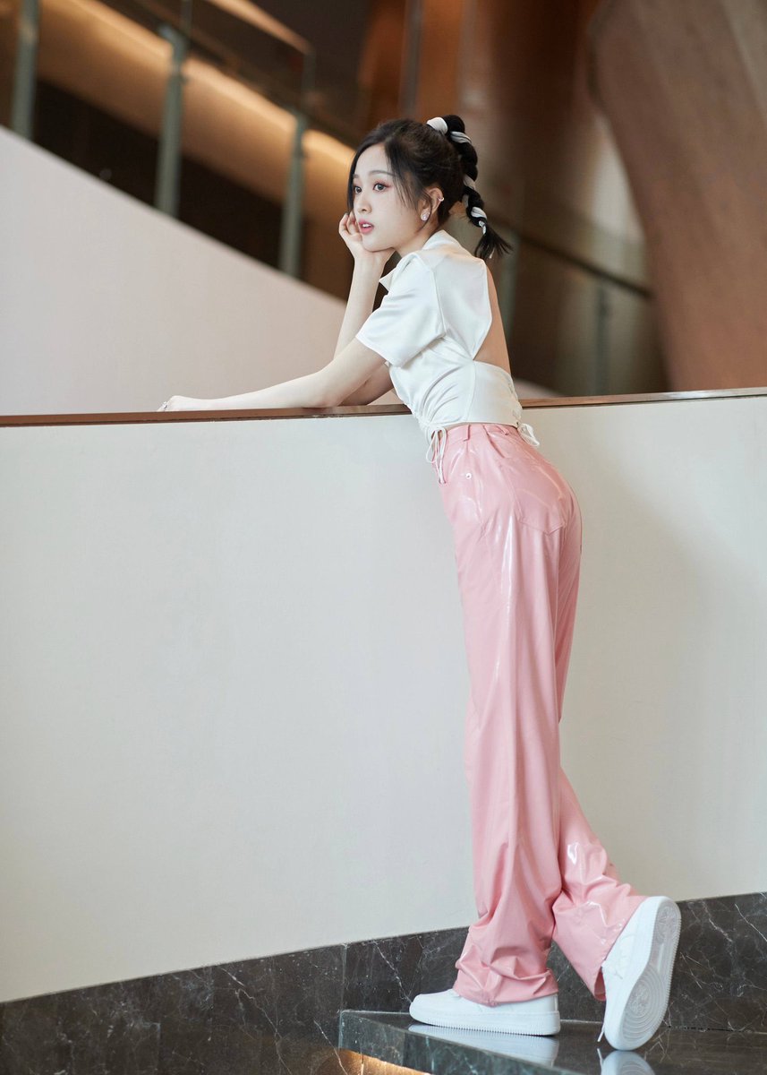 seonyi's tweet photo. Combine the back-less top with a pink trousers to show the feminine side of mine. Anyway, it’s the first day of June, and your Xuan is back to brighten up your days!🤍 https://t.co/l2wYydv7d5