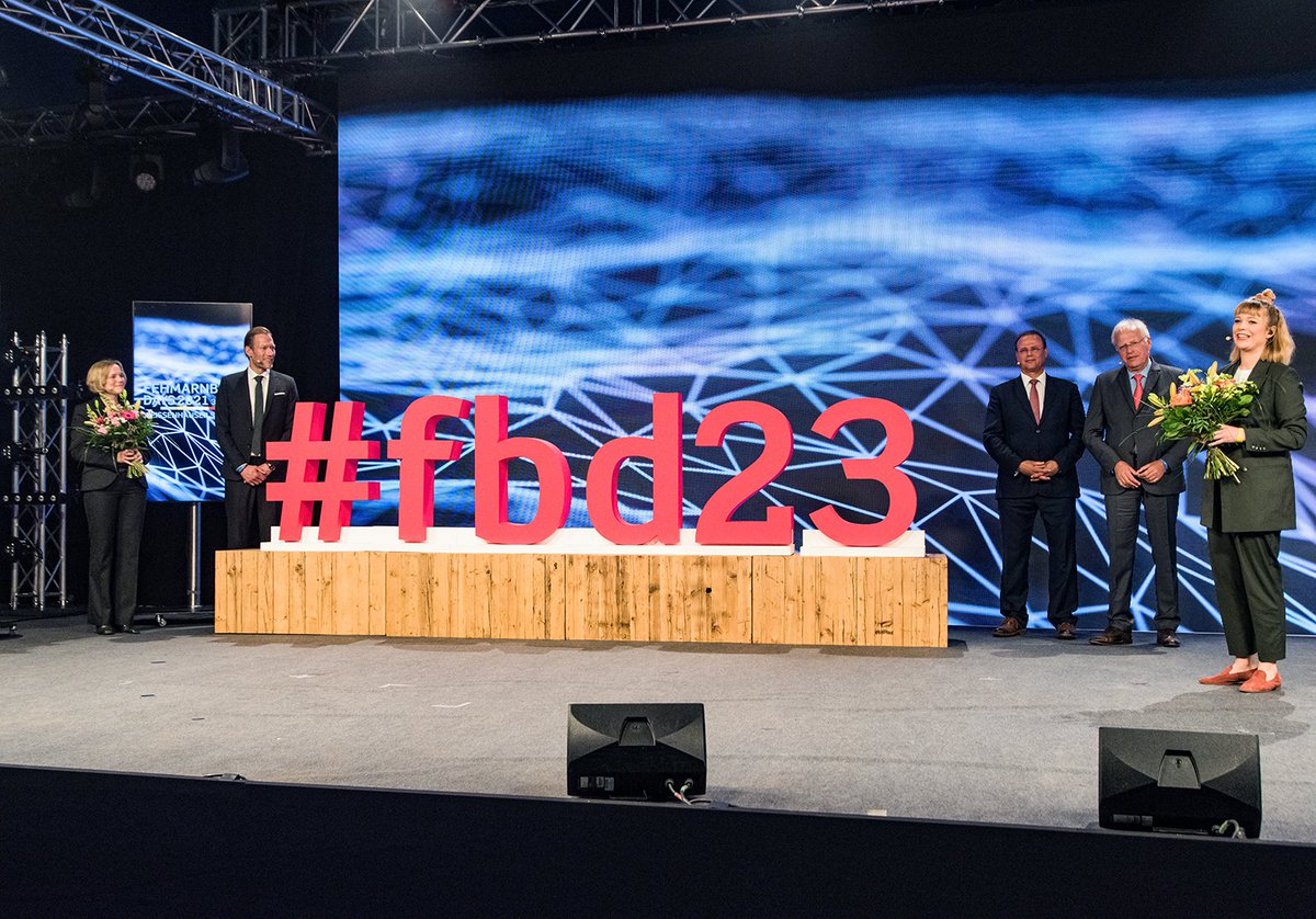 THANKS TO EVERYBODY 🙏 A total of 745 participants in all sessions took part in the fifth Fehmarnbelt yesterday - a real record! At the end, the Fehmarnbelt Days were ceremoniously handed over to the Sjælland region, where the next event will take place in 2023.