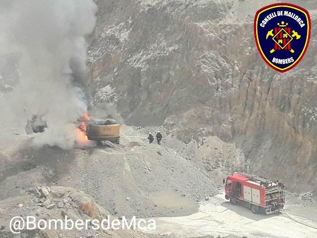 BombersdeMca's tweet photo. Incendi d'una excavadora giratòria a una gravera de Son Servera.
Sense danys personals.
Han fet feina els parcs d'Artà i Manacor. https://t.co/P28kAqEyRe