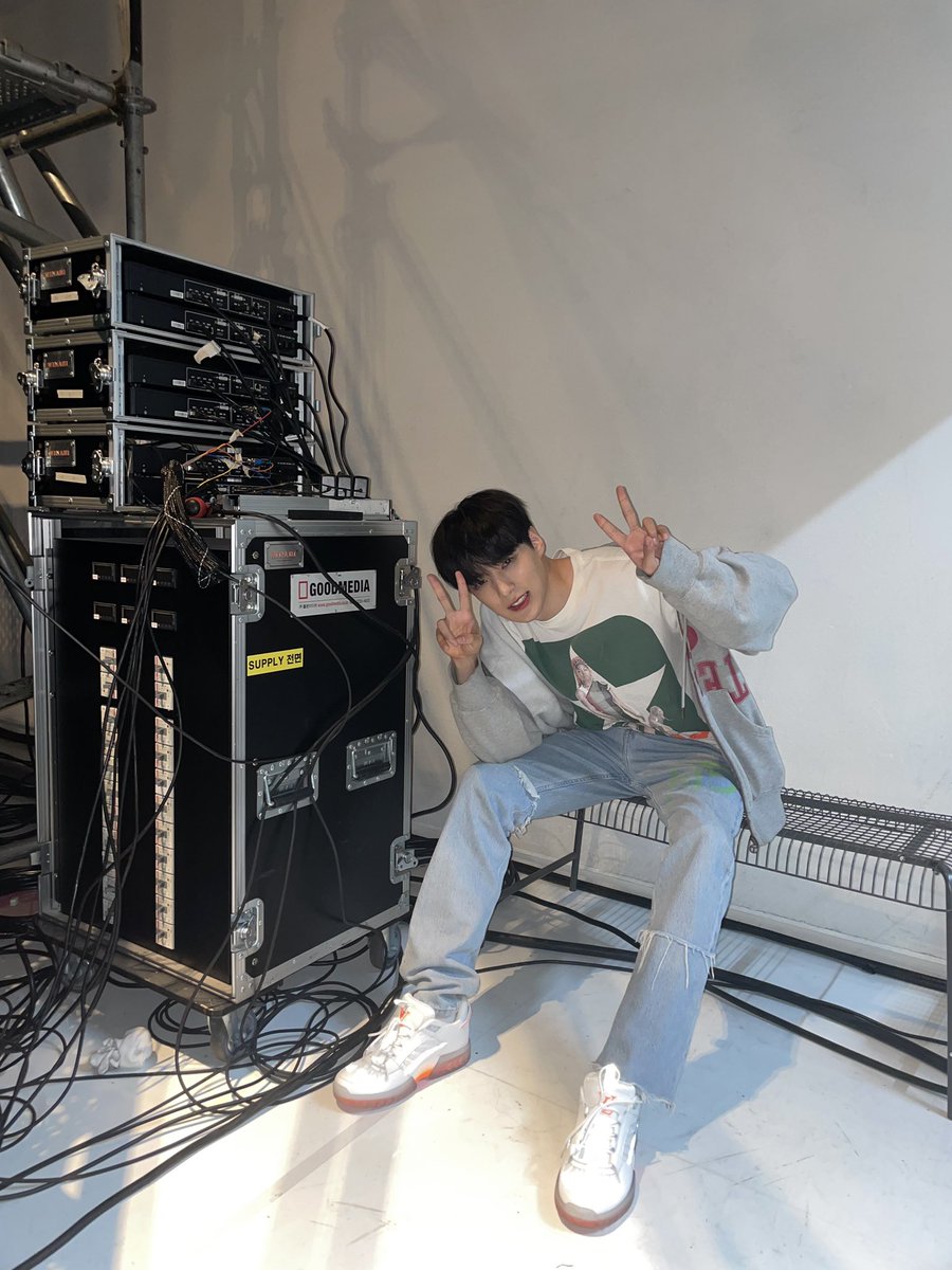 OfficialMONSTAX's tweet image. 완퇴(완전한퇴근)🧤 #민혁