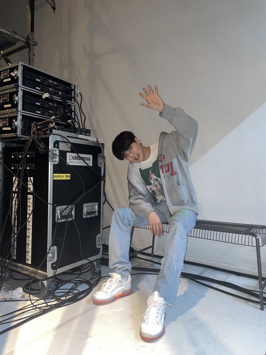 OfficialMONSTAX's tweet image. 완퇴(완전한퇴근)🧤 #민혁