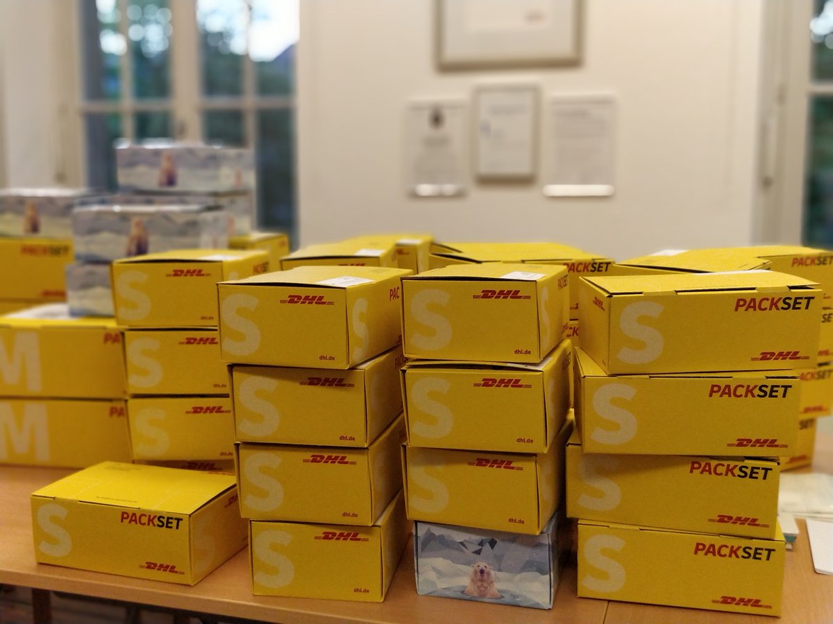 Hildegardis_eV's tweet photo. Warum türmen sich Päckchen in unserer Geschäftsstelle? Im Juni finden zwei Seminare von #KircheImMentoring statt. Der Abschluss von Gruppe 5a und der Auftakt der Gruppe 6a. Beide Veranstaltungen finden online statt, deshalb packen wir Päckchen für die Teilnehmenden. https://t.co/FQJv3exCbJ