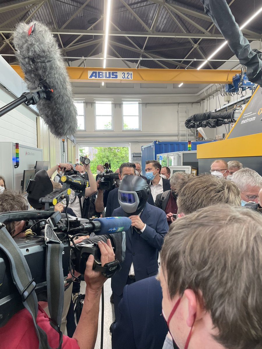 Das ist kein Science Fiction Film! Der Hauptdarsteller unter dem Schweißerhelm heißt Olaf #Scholz. SPD Wahlkampf-Unterstützung in Sachsen-Anhalt. Wie kommen die Kanzlerkandidaten im Osten an? Mehr dazu am Wahlabend. 6. Juni. #ltwsa21 #mdr #ARD #Laschet #Baerbock