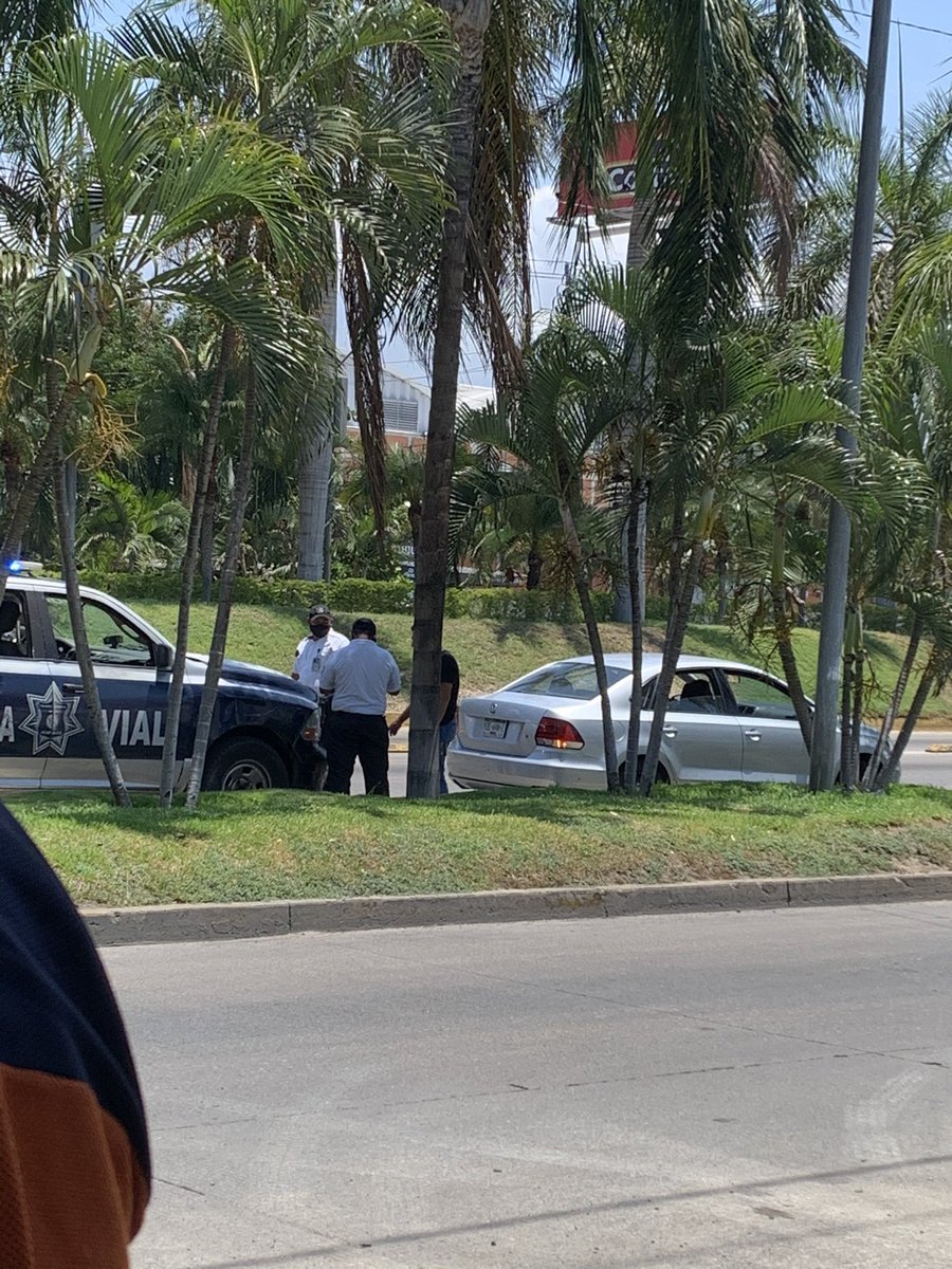 LaRepublica_Mex's tweet photo. En Acapulco se volvió en este último gobierno municipal un deporte el extorsionar turistas al salir del puerto #Verguenza #10manerasdecorreralturismo @AdelaRomanOcamp @elsoldeAca @AcapulcoShore @AcapulcoGob @NovedadesAca  @HectorAstudillo https://t.co/BZ55TCwNWg