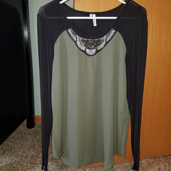 So good I had to share! Check out all the items I'm loving on <a href="/Poshmarkapp/">Poshmark</a> #poshmark #fashion #style #shopmycloset #michaelmichaelkors #studioy: posh.mk/L7OWz6JLJgb