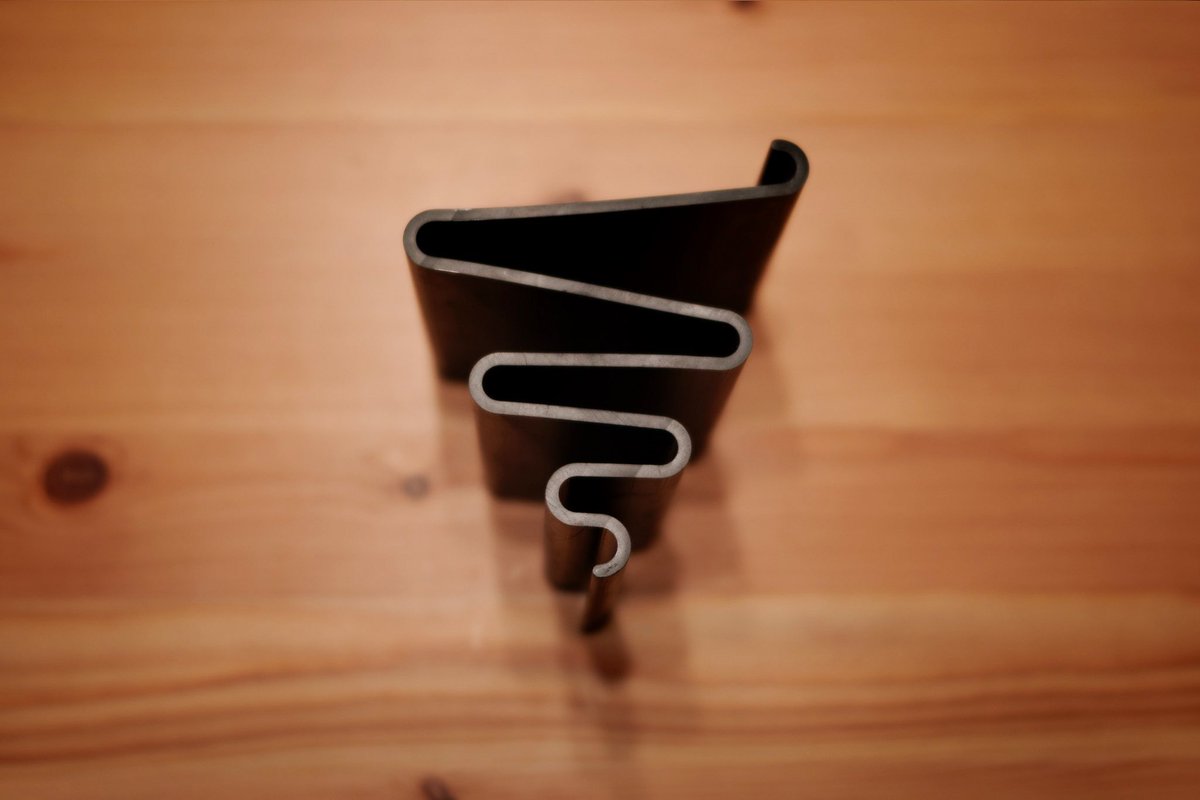 atelier9per's tweet photo. 3dプリンタでiPadスタンドをつくりました。
少し反ってしまいました。

#3dprint #3dプリンター #bene4mono https://t.co/rQjOcLiltJ