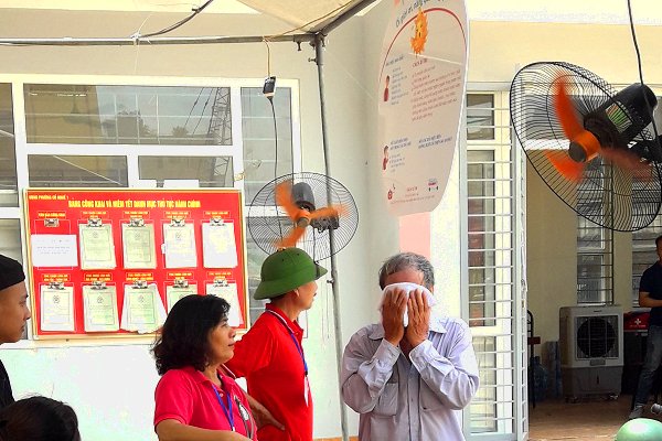 Study out y in <a href="/NatureClimate/">NatureClimate</a>, 'largest so far on #health impacts of #climatechange', says >1/3 of deaths in heat extremes 1991-2018 from human-induced #climatechange; in 2019 pic, #Vietnam Red Cross, <a href="/roteskreuz_de/">Deutsches Rotes Kreuz</a>,<a href="/RCClimate/">Climate Centre</a> FbF on heat hazard, Hanoi - bit.ly/3yNgIZb