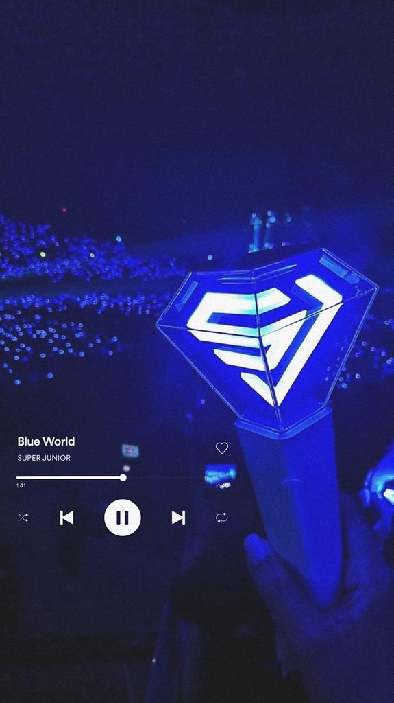 kaumhaluuuu's tweet photo. Happy anniversary 15th ya peri birunya💙
Terima kasih sudah bertahan nemani oppa² kesayangan kita💙😘  #SUPERJUNIOR #ELF_Happy15thAnniversary https://t.co/eddaXjyeqf