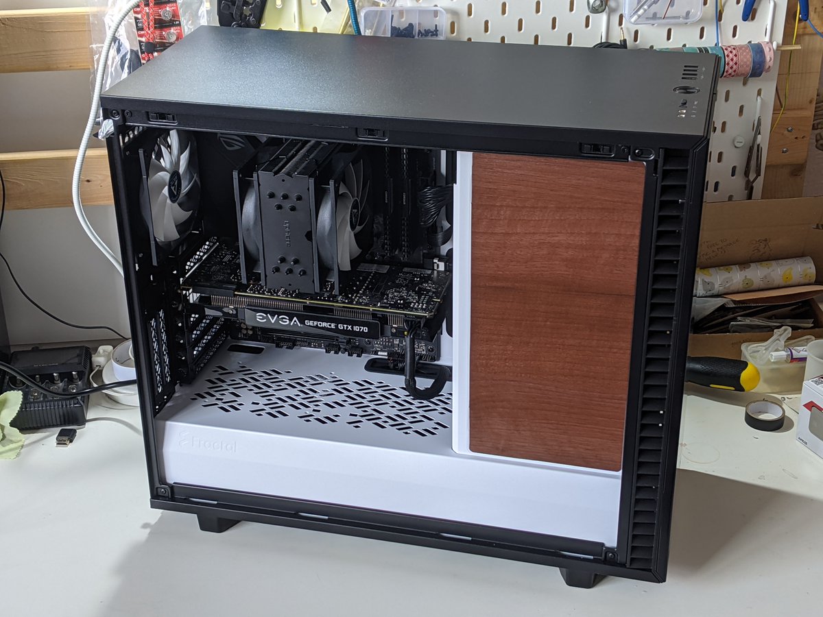 Put some cheap wood effect vinyl on one of the panels in the home server and I actually kinda really like it.