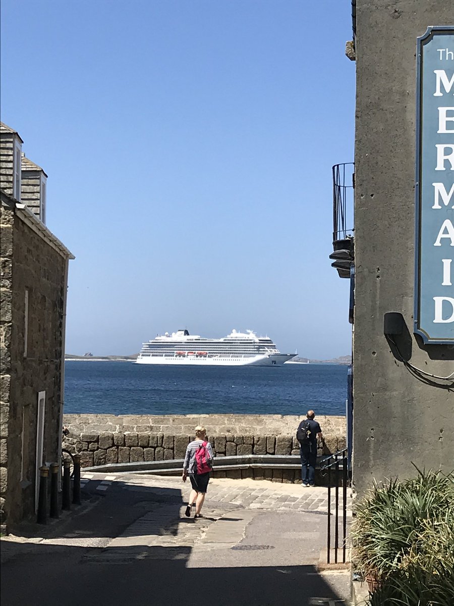 ScillyI's tweet photo. Some people just think they can park anywhere!!!!! #theycan #somegirl @GeorgelKevin @Sloanjp @scillygigs @jenkins_neil @StMarysHbr @RedruthRugby @CornishPirates1 @InnYacht #theatreofdreams https://t.co/UJHtp0Ug5G