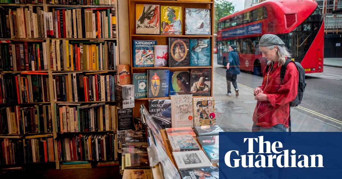 thecreativepenn's tweet photo. Authors to earn royalties on secondhand books for first time https://t.co/cbNGCdrfLJ via @guardian #publishing [While this is interesting, the secondhand digital market is going to be so much bigger once smart contracts on blockchain and NFTs are in wider use #creatoreconomy https://t.co/zUUrjk0ukv