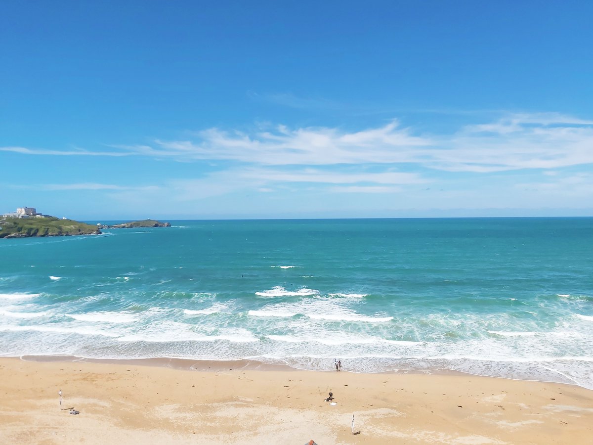 What a beautiful Monday! Here's a fab shot of Tolcarne Beach in #Newquay by Tasha Smith Photography. Just look at that golden sand and bright blue water! ☀️🌊💛💙#cornwall #northcoast #mondaymotivation