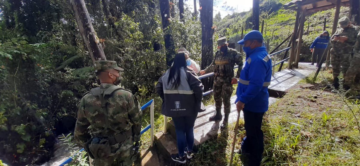 ElianaGomez's tweet photo. ¡Cuidamos nuestras fuentes hídricas!
En conjunto con personal del @COL_EJERCITO #BAPOM4 operarios de los acueductos San Pedro y Multiveredal Santa Elena y ARPSE la empresa de aprovechamiento de residuos, realizamos jornada de limpieza en las quebradas abastecedoras. https://t.co/6QoTmWew1r