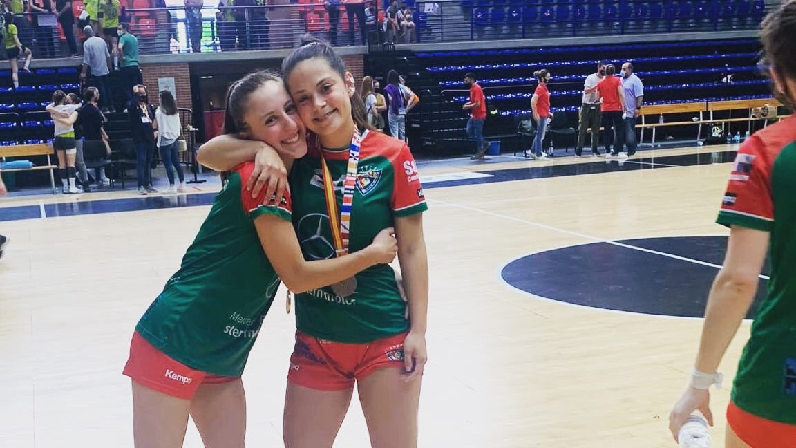 Handbol Igualada (@handboligualada) on Twitter photo 🥳Des del <a href="/handboligualada/">Handbol Igualada</a> volem felicitar l’ascens a la Lliga <a href="/IberdrolaDHF/">Liga Guerreras Iberdrola</a> !
I en especial a les jugadores formades al nostre club, Julia Subirana i Ane Crespo !!🤾🏽♀️💪🏻
#ClubHandbolIgualada #guerrerasiberdrola 🥳Des del <a href="/handboligualada/">Handbol Igualada</a> volem felicitar l’ascens a la Lliga <a href="/IberdrolaDHF/">Liga Guerreras Iberdrola</a> !
I en especial a les jugadores formades al nostre club, Julia Subirana i Ane Crespo !!🤾🏽♀️💪🏻
#ClubHandbolIgualada #guerrerasiberdrola