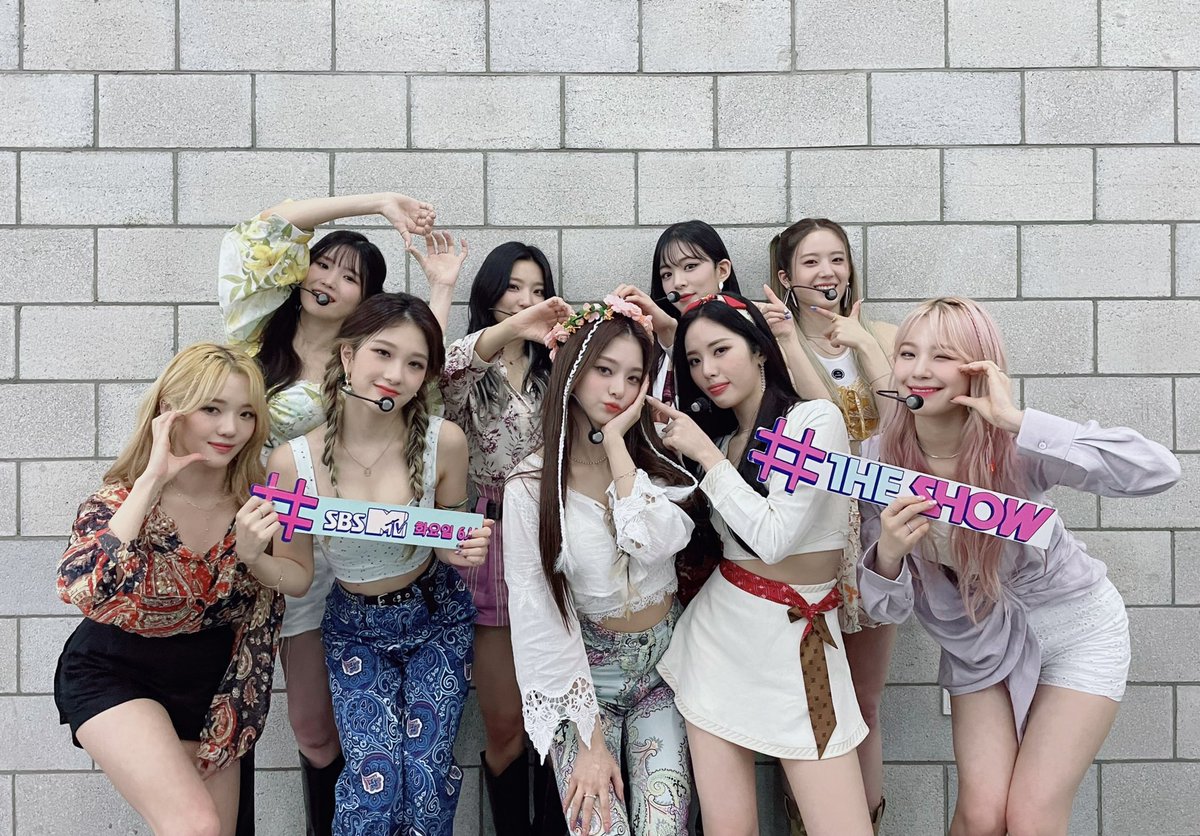 fromieschae's tweet photo. What color that comes to your mind when you look at us? Is it intense red? Cute yellow? Lovely pink? Refreshing blue? It must be all of them, but The Show said they’ll pick black. Because you’ll see fromis even when your eyes closed. 🖤 https://t.co/hG9GuI9zLm