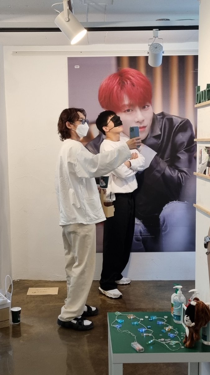 787_95_'s tweet photo. 호오옥시나 해서 못올렸었던 홍대 버튼 듀오!💛💙
카페 후기 올라온거 보고 용기 내서 공유합니다앙! https://t.co/aCSPFb7e18