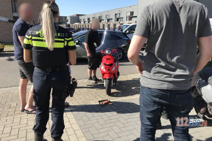 Scooter aangereden door auto op de Hoorn in #Ede. 112Ede.