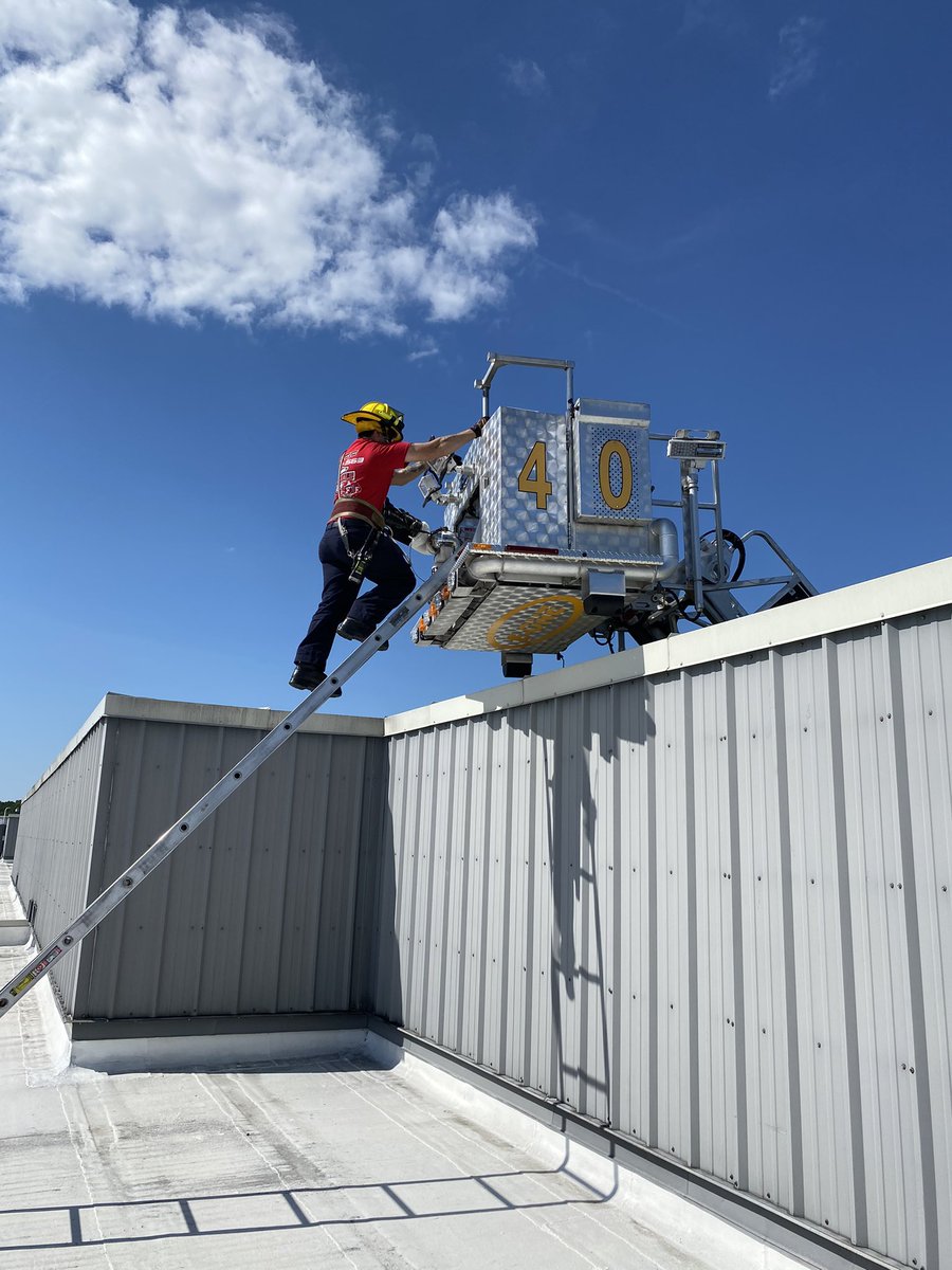 RalphASuppa's tweet photo. Training on how to overcome a 10 ft parapet wall. 16ft roof ladder off the bucket. Worked on tower positioning as well. #40Aleadstheway   Thanks to @trainyourprobie and @eastmetrofire 
@AACoFD https://t.co/LNRB9Ih3tI