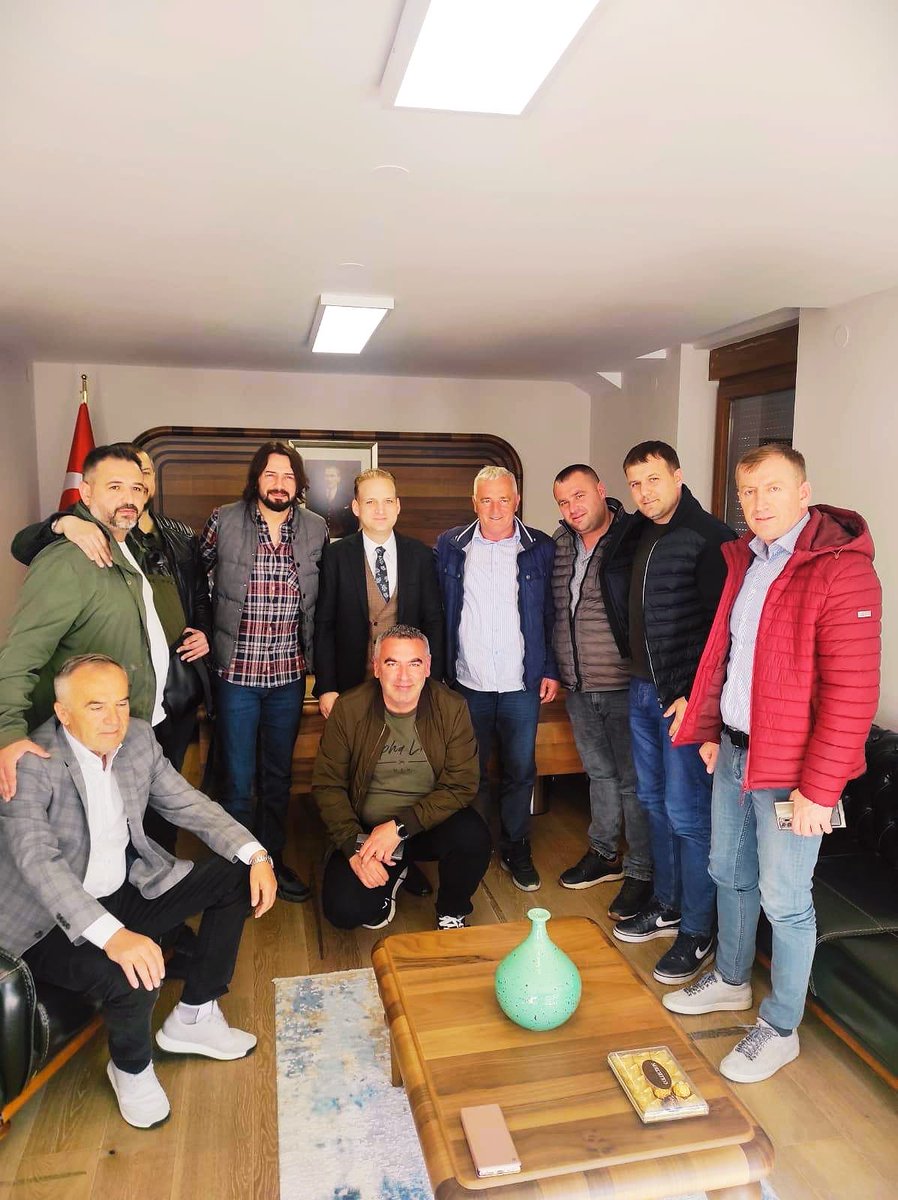 Yeni Pazar’da çok sevilen ve ilgiyle takip edilen Sinema Sanatçımız Cem Uçan <a href="/cemucann/">Cem Uçan</a> Başkonsolosluğumuzu ziyaret etmiştir.

Konzulat je danas posetio poznati glumac Can Uçar koji je puno popular u Novom Pazaru.