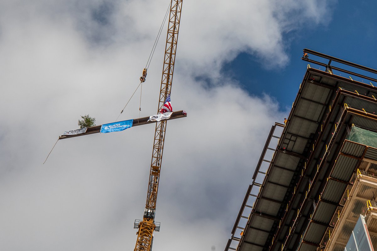BurnsMcDonnell's tweet image. We celebrated a big milestone for the 1400 Baltimore building in downtown #KansasCity, placing the final beam atop the structure. We’re proud to be designing and constructing this 18-story office tower, scheduled to be complete in spring 2022. #DesignedToBuild #DesignedinKC