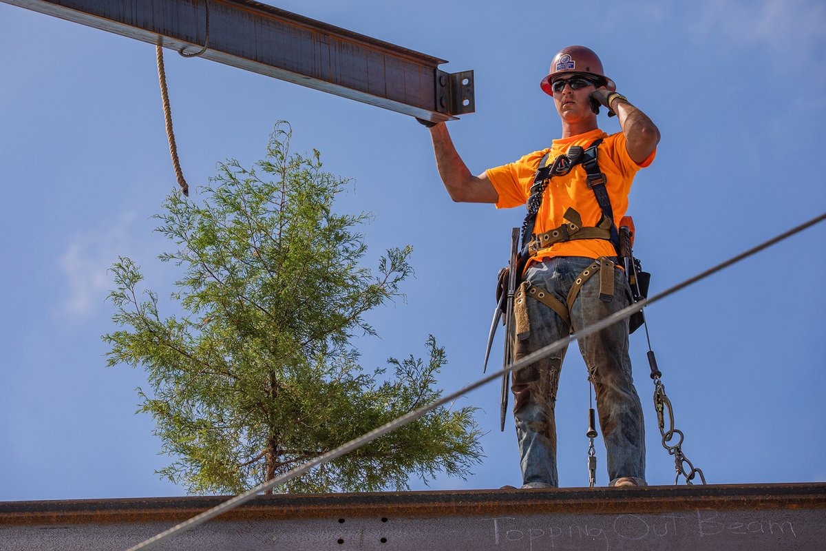 BurnsMcDonnell's tweet image. We celebrated a big milestone for the 1400 Baltimore building in downtown #KansasCity, placing the final beam atop the structure. We’re proud to be designing and constructing this 18-story office tower, scheduled to be complete in spring 2022. #DesignedToBuild #DesignedinKC