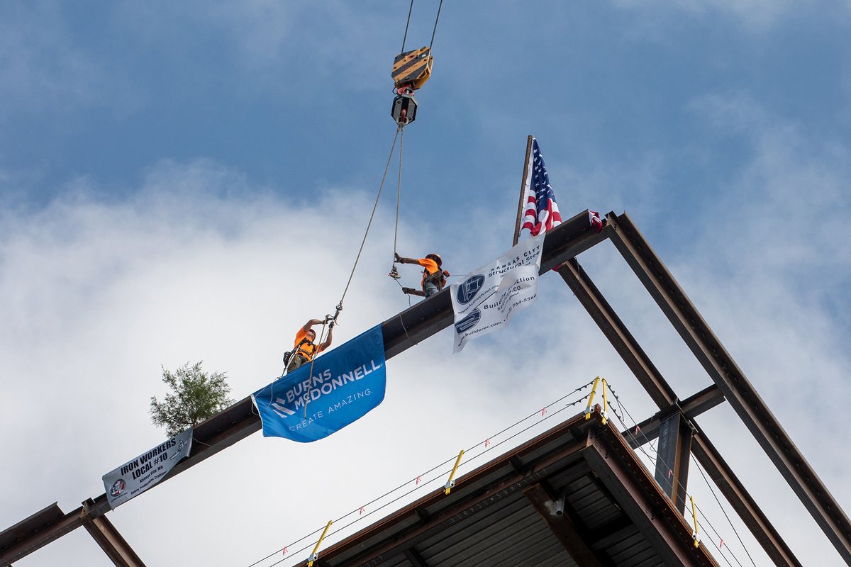 BurnsMcDonnell's tweet image. We celebrated a big milestone for the 1400 Baltimore building in downtown #KansasCity, placing the final beam atop the structure. We’re proud to be designing and constructing this 18-story office tower, scheduled to be complete in spring 2022. #DesignedToBuild #DesignedinKC
