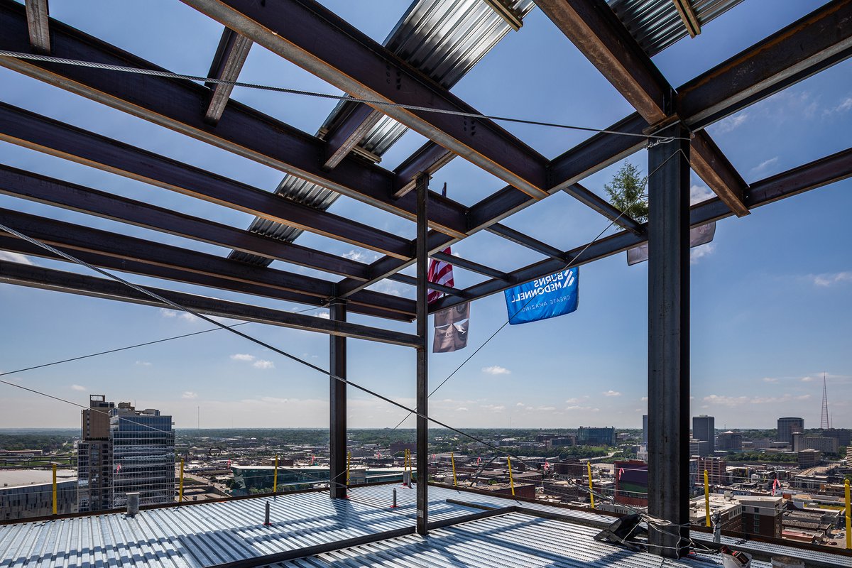 BurnsMcDonnell's tweet image. We celebrated a big milestone for the 1400 Baltimore building in downtown #KansasCity, placing the final beam atop the structure. We’re proud to be designing and constructing this 18-story office tower, scheduled to be complete in spring 2022. #DesignedToBuild #DesignedinKC