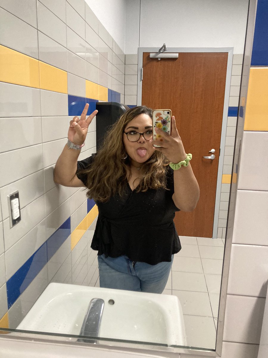_emilyar14's tweet photo. I get a work phone and laptop so I feel ✨Superior✨ https://t.co/9NGy3I2qEu