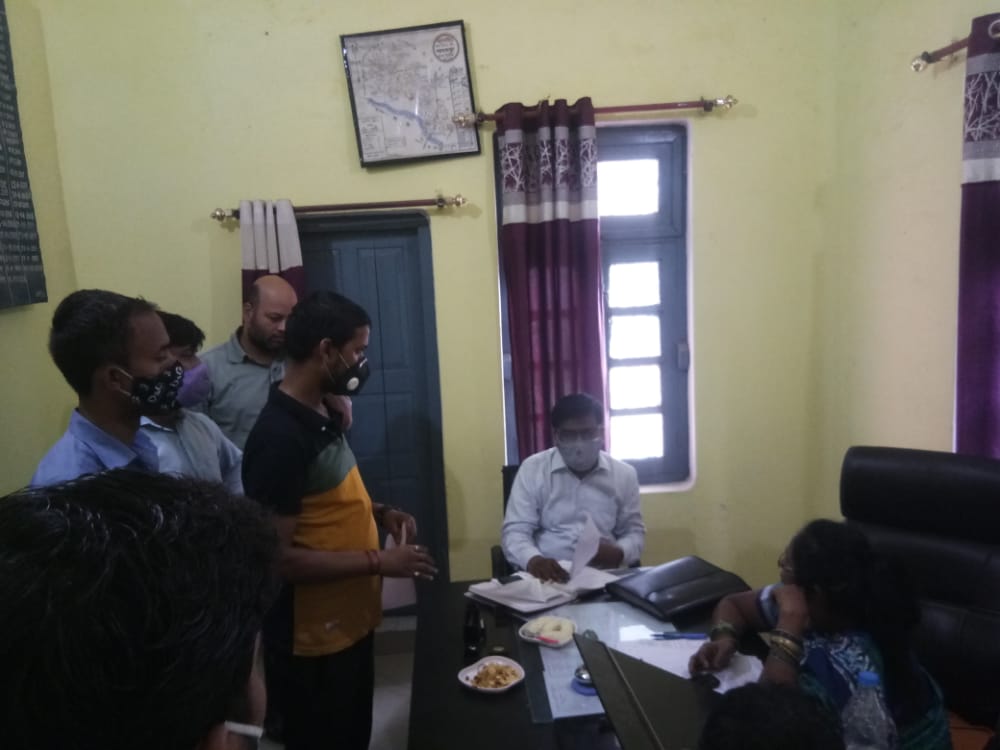 विकासखंड बरहज एवं भागलपुर तथा लार में राहत फीडिंग की समीक्षा और ग्राम पंचायत पैना के पंचायत भवन का निरीक्षण करते जिला पंचायत राज अधिकारी एवं सचिव और ग्रामवासी।।