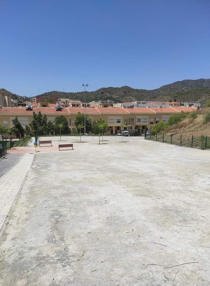 jocantaro2's tweet photo. Queda inaugurado el Parque Canino de Ciudad Jardín, tras 8 meses de construcción y 150.000€ de nada, juzguen vds. la calidad de esta megaestructura cortesía de @pacodelatorrep 👇dentro hilo https://t.co/wcpaThoH5P