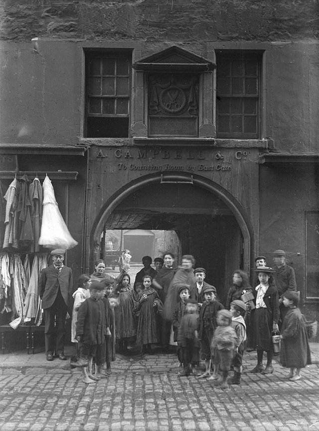 Tailor’s Hall, Cowgate in Edinburgh, ca. 1910s.

Note the children with bare feet, certainly no 'privilege' here.

#Edinburgh #Scotland #HistoricEdinburgh #Edinburghhistory #photosofbritain