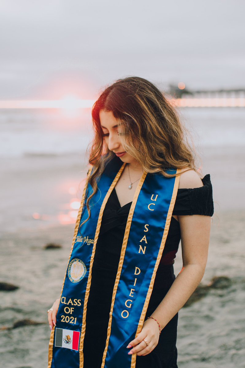 YalilaVega's tweet image. first year me would be soo proud of how far I’ve come! It was hard to not feel scared or feel imposter syndrome at times, but I give thanks to God, mi mami, &amp;amp; my beautiful friends &amp;amp; family for always believing in me!!! Si se pudo 🇲🇽🎓 @UCSanDiego #firstgenuc #UCSD2021 #newucgrad