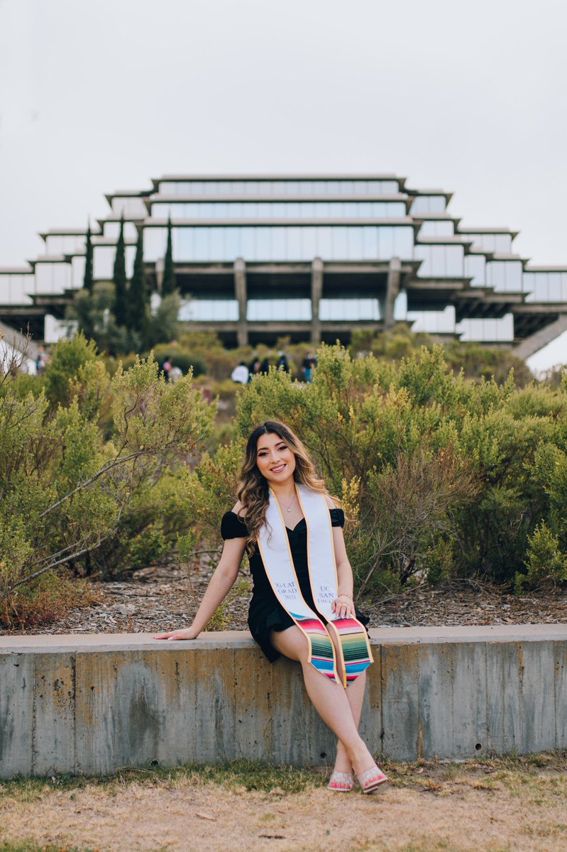 YalilaVega's tweet image. first year me would be soo proud of how far I’ve come! It was hard to not feel scared or feel imposter syndrome at times, but I give thanks to God, mi mami, &amp;amp; my beautiful friends &amp;amp; family for always believing in me!!! Si se pudo 🇲🇽🎓 @UCSanDiego #firstgenuc #UCSD2021 #newucgrad