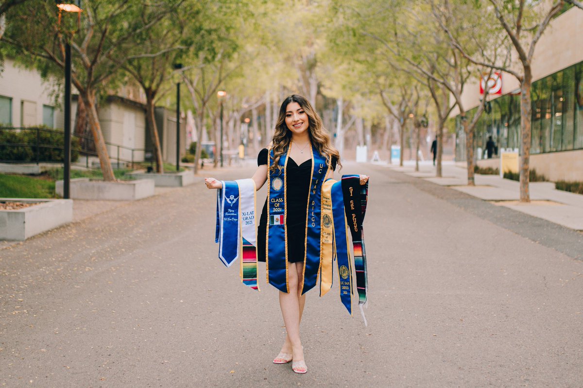 YalilaVega's tweet image. first year me would be soo proud of how far I’ve come! It was hard to not feel scared or feel imposter syndrome at times, but I give thanks to God, mi mami, &amp;amp; my beautiful friends &amp;amp; family for always believing in me!!! Si se pudo 🇲🇽🎓 @UCSanDiego #firstgenuc #UCSD2021 #newucgrad