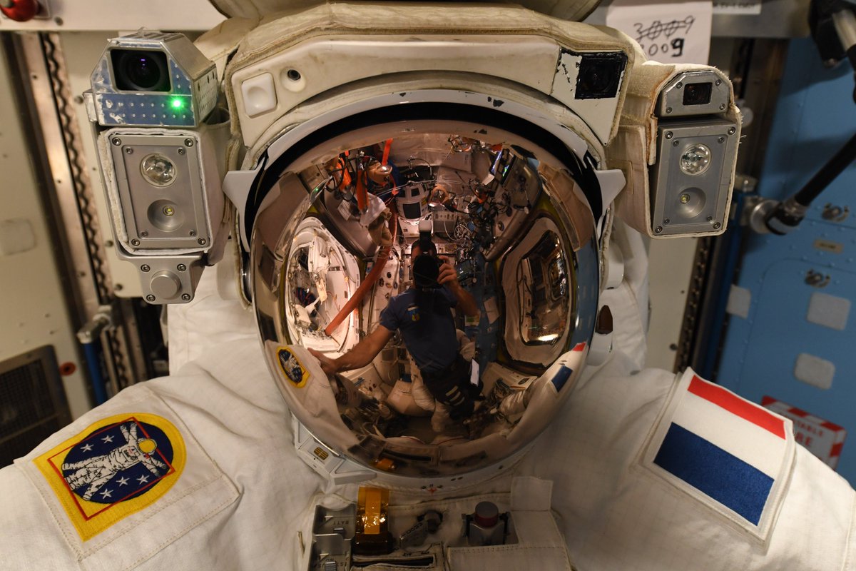 Thom_astro's tweet photo. 👨‍🚀 Programme du jour pour @astro_kimbrough et moi : on sort dans le vide, je vais être transporté par un bras robotique en tenant des panneaux solaires de 3m de long, on va les brancher ⚡ et retourner dans la @space_station 6h30 plus tard. À ce soir 👋
⏯ https://t.co/F9tPIBmyVN https://t.co/3G5Cn4U3o2