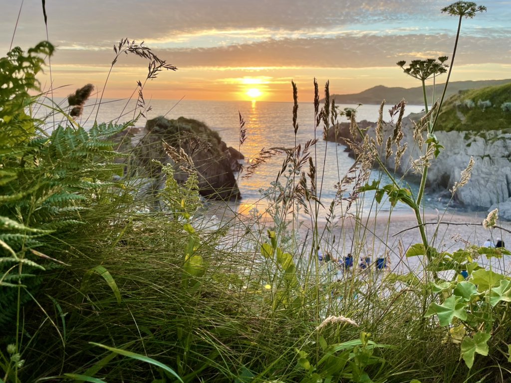 WarcombeP's tweet photo. Let us share our fabulous North Devon sunset show. BYO blanket and bubbles. There’s no charge. Just leave no trace. #Woolacombe #swcoast #NorthDevon #Devonlife #camping #beachvibes #beachlife #sunsetphotography #sunset https://t.co/fq9aFFUcWl