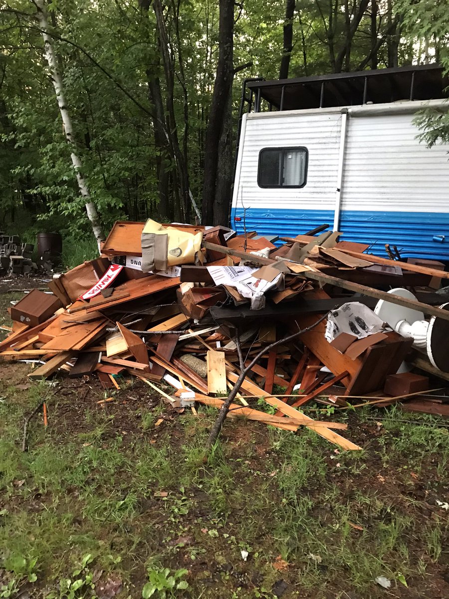 ParrySoundLife's tweet photo. Got enough wood from helping a move this weekend…. Enough to build a woodshed AND burn for a while! 🔥 #CanadianNights #FiresandGuitars #SixTrailersFull #Recycle #Woodshed https://t.co/cK10Hp8STe