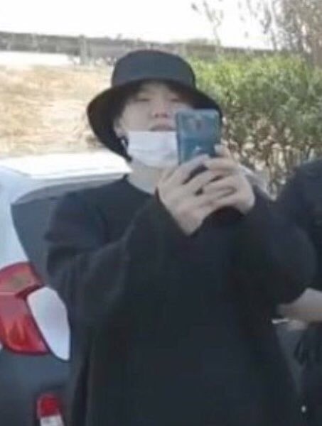 kthdetls's tweet photo. "jungkook da um sorriso pro hyung tirar uma foto" https://t.co/LKEzvsl4ff