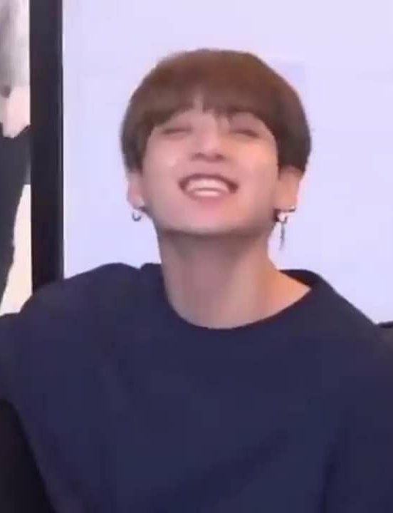 kthdetls's tweet photo. "jungkook da um sorriso pro hyung tirar uma foto" https://t.co/LKEzvsl4ff