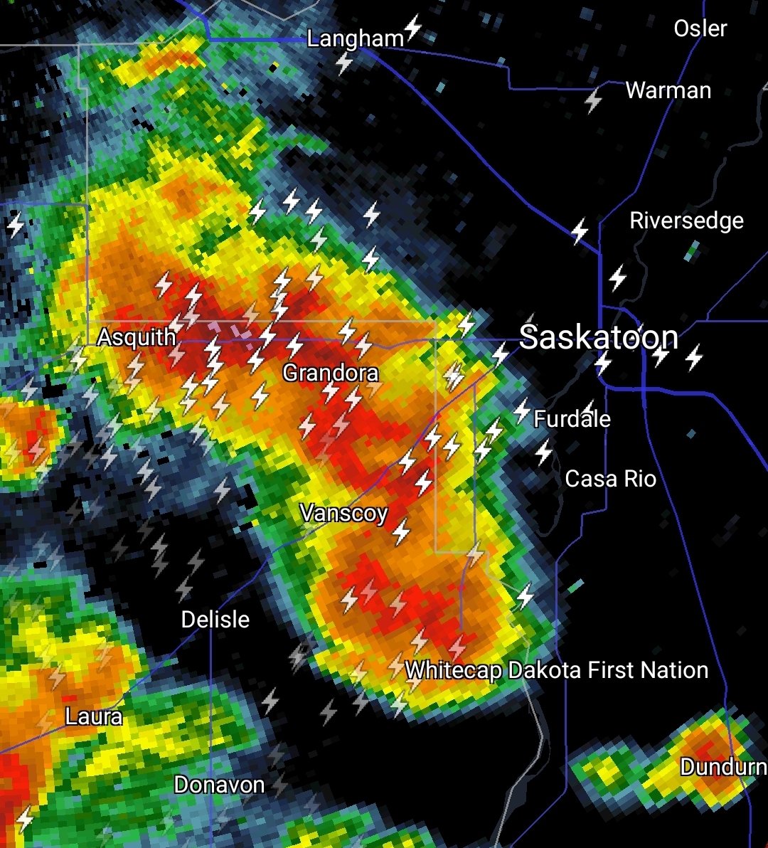 EWilliams_CBC's tweet photo. Severe thunderstorm warning now in effect for #YXE. This slow-moving line of storms is likely producing nickel-sized hail, heavy rain, and strong wind gusts. #skstorm #skwx https://t.co/PwTxi1LOKl