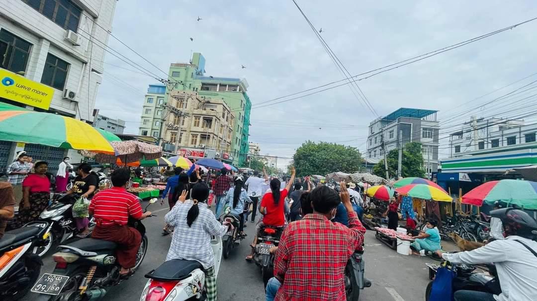 Maha Aung Myay mass strike in #Mandalay marched to protest against the military dictatorship. 

#UnfetteredAccessForAids
#June16Coup
#WhatsHappeningInMyanmar