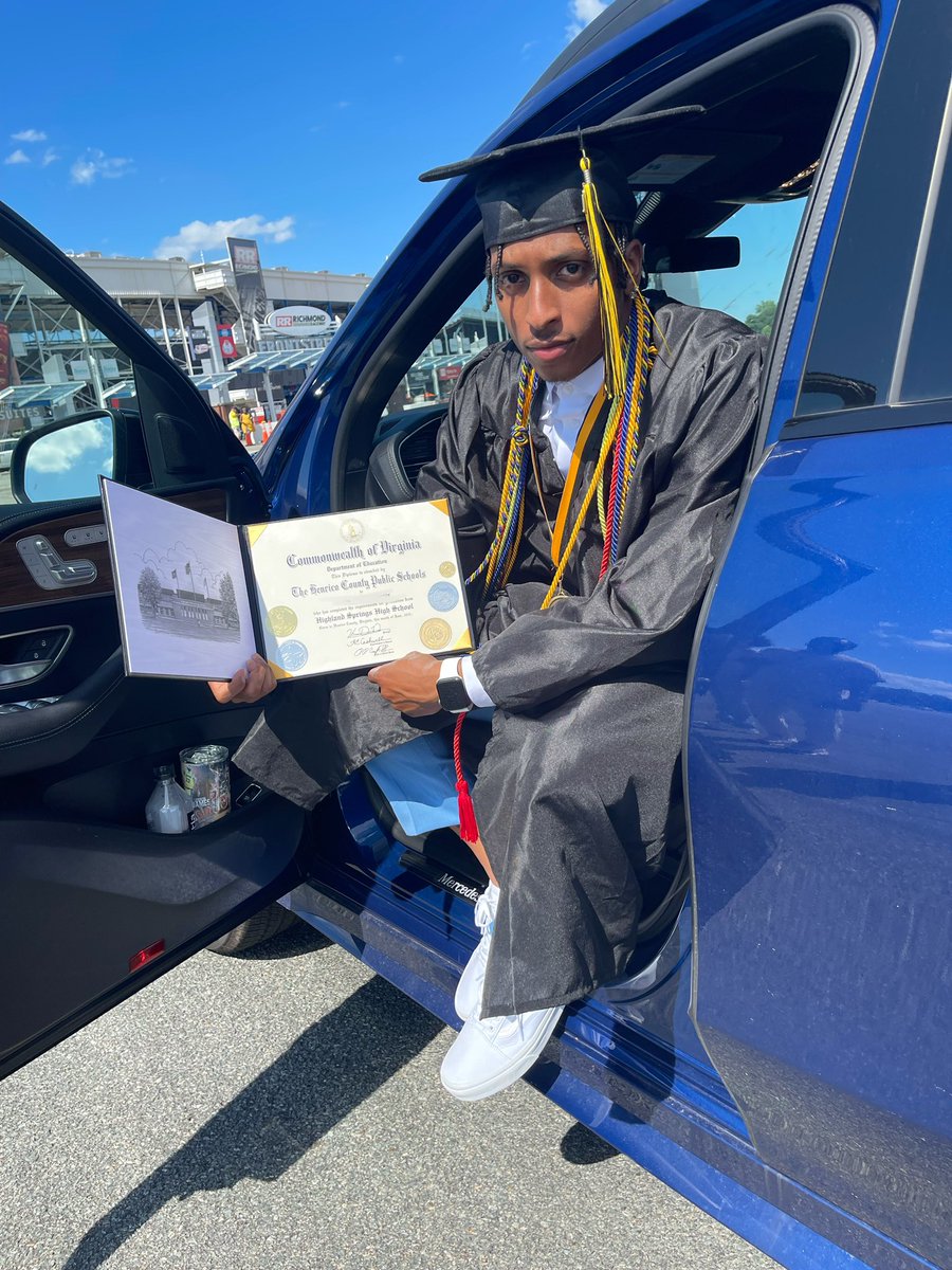 AaronMcBr1de's tweet photo. Graduated today! Bittersweet and Joy Fulfilled.. Life Is Opening Up To Another Chapter and I’m Really In My Bag 🤘🏽! https://t.co/zct3zQGyuX