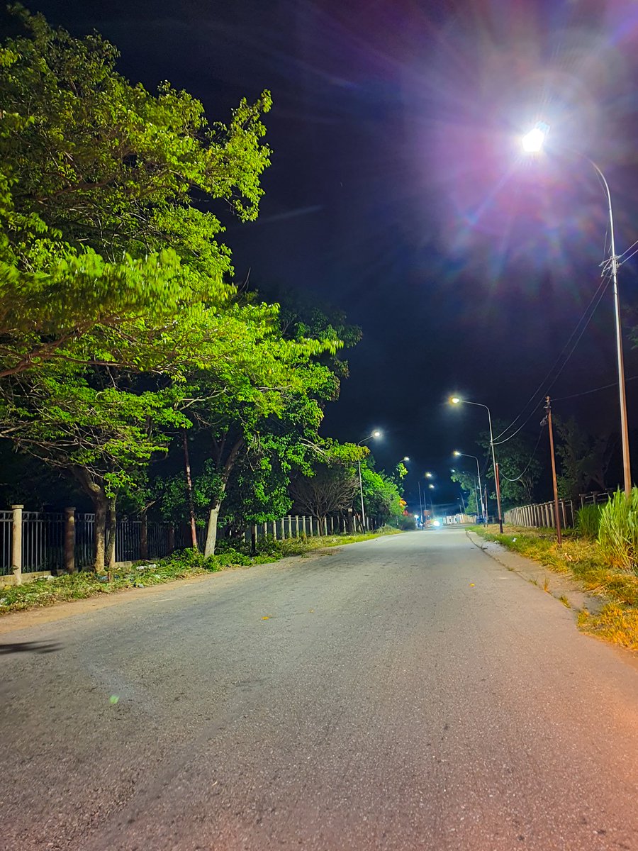 #15Jun Continuamos con los trabajos de rehabilitación del alumbrado público en la vía acceso al HospitalCarabobo. Hoy se realizó la instalación de lámparas LED desde González Plaza hasta la entrada del Oncológico. Aquí nadie se rinde!  @rafaellacava10.

#RutaBicentenariaCarabobo