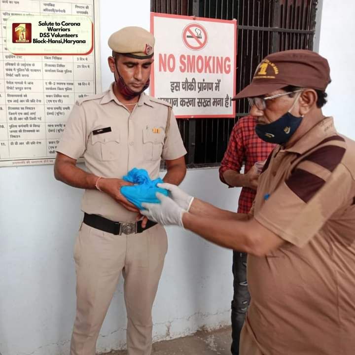 itsinspiring_'s tweet photo. The bravery shown by Corona warriors while fighting the virus is praiseworthy. Hence, to support and appreciate their exceptional services, @derasachasauda volunteers are distributing fruits, lemon water &amp; immunity booster kits to them and are paying #SaluteToCoronaWarriors. https://t.co/WV5U5Jn51g